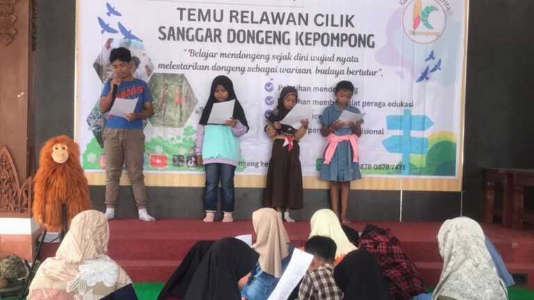 Puluhan Siswa Belajar Mendongeng di Sanggar Dongeng Kepompong Malang